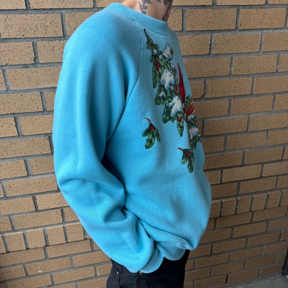 ๐ SOLD ๐ Vintage 90s Cardinals on Snowy Pine Baby Blue Cottage Sweatshirt ~ M - Picture 2 of 7